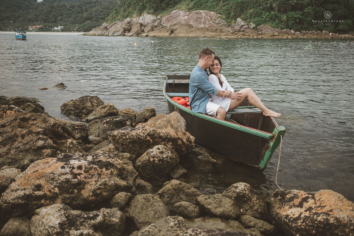 ensaio na praia do guaruja com por do sol lindo barraca barco ceu azul casal apaixonado ensaio incrivel feito pela fotografa nayara andrade menina nay
