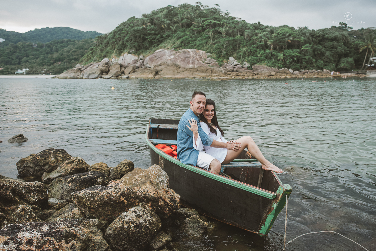 ensaio na praia do guaruja com por do sol lindo barraca barco ceu azul casal apaixonado ensaio incrivel feito pela fotografa nayara andrade menina nay