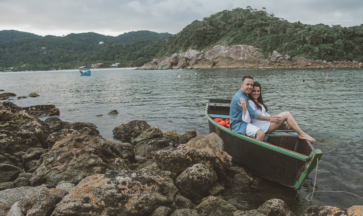 ensaio na praia do guaruja com por do sol lindo barraca barco ceu azul casal apaixonado ensaio incrivel feito pela fotografa nayara andrade menina nay