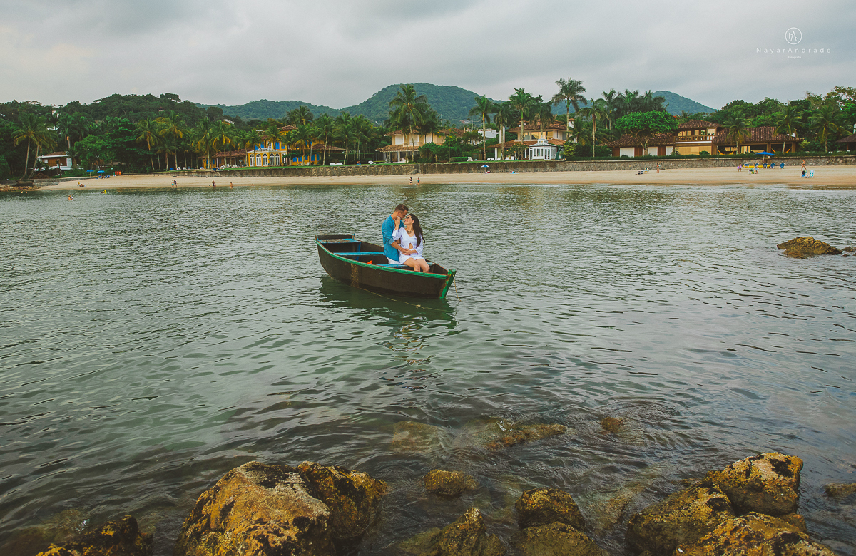 ensaio na praia do guaruja com por do sol lindo barraca barco ceu azul casal apaixonado ensaio incrivel feito pela fotografa nayara andrade menina nay