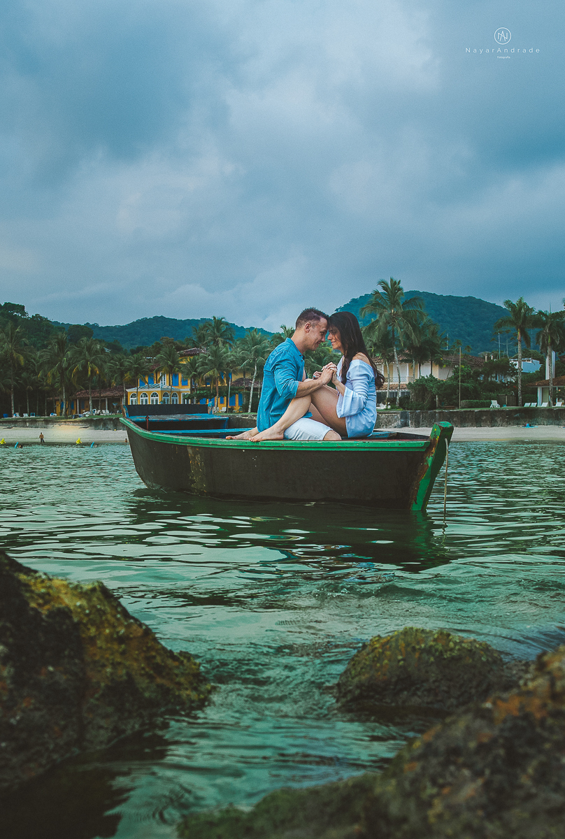 ensaio na praia do guaruja com por do sol lindo barraca barco ceu azul casal apaixonado ensaio incrivel feito pela fotografa nayara andrade menina nay