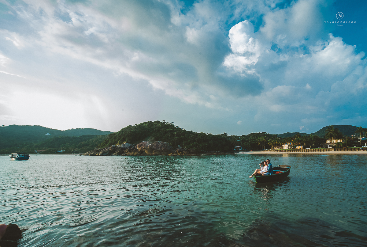 ensaio na praia do guaruja com por do sol lindo barraca barco ceu azul casal apaixonado ensaio incrivel feito pela fotografa nayara andrade menina nay
