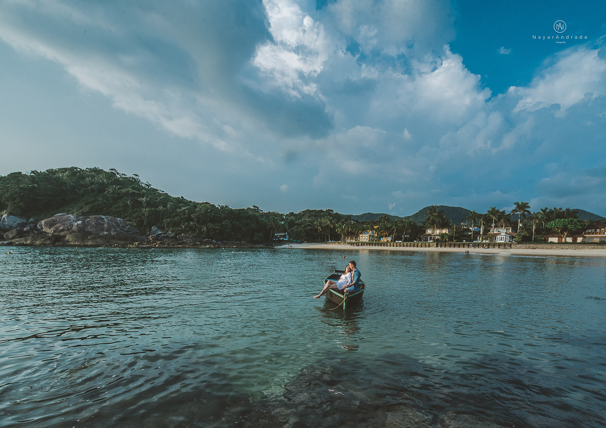 ensaio na praia do guaruja com por do sol lindo barraca barco ceu azul casal apaixonado ensaio incrivel feito pela fotografa nayara andrade menina nay