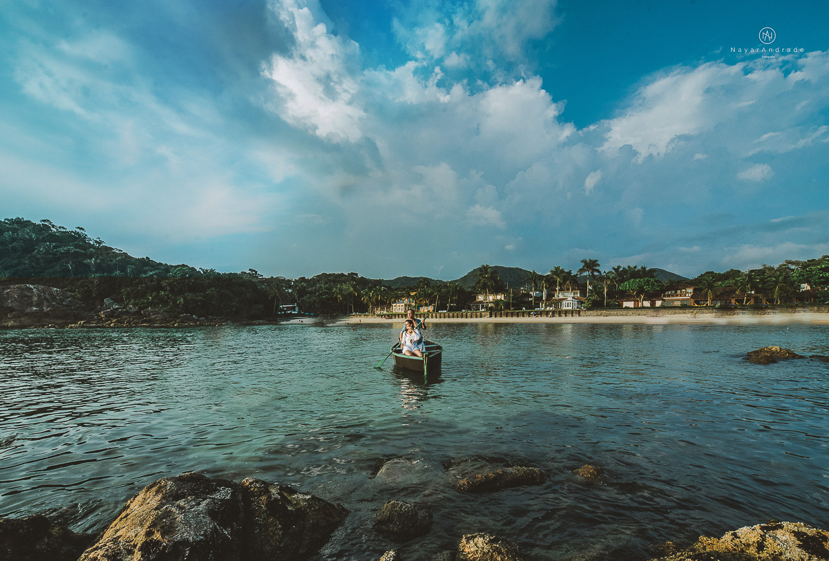 ensaio na praia do guaruja com por do sol lindo barraca barco ceu azul casal apaixonado ensaio incrivel feito pela fotografa nayara andrade menina nay