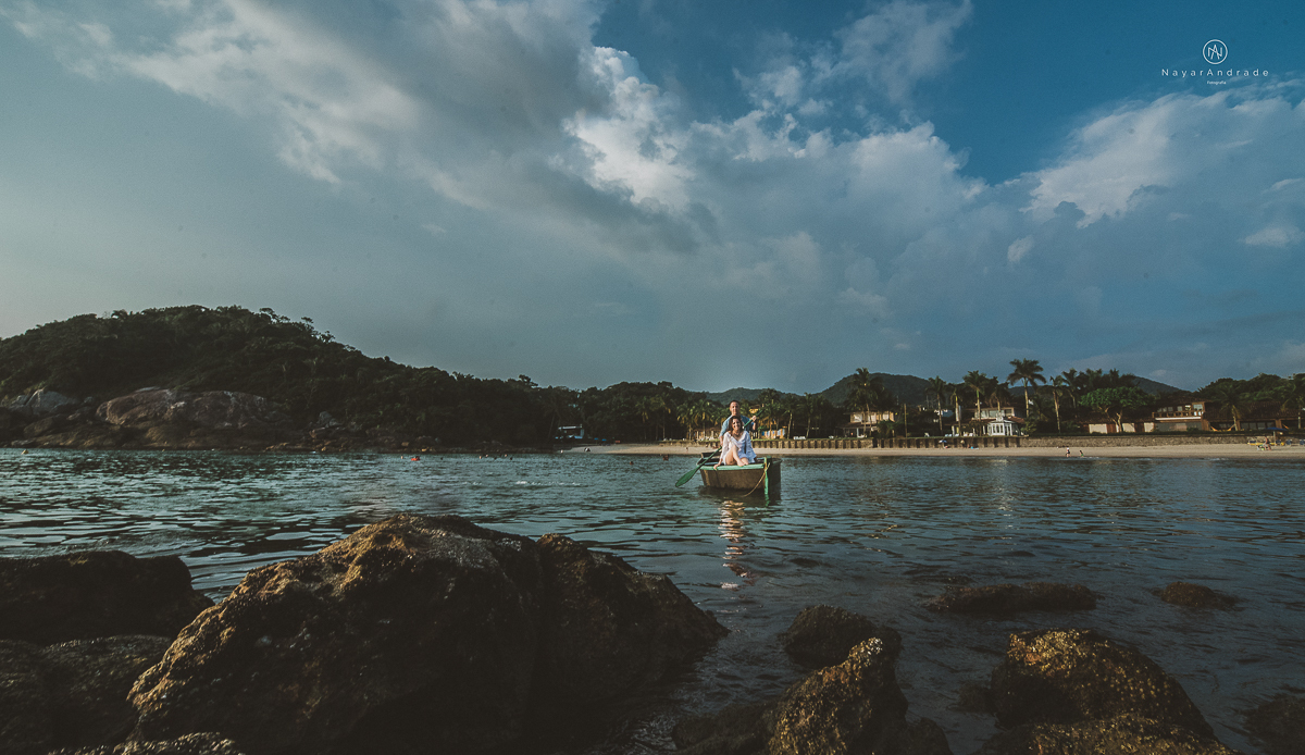 ensaio na praia do guaruja com por do sol lindo barraca barco ceu azul casal apaixonado ensaio incrivel feito pela fotografa nayara andrade menina nay