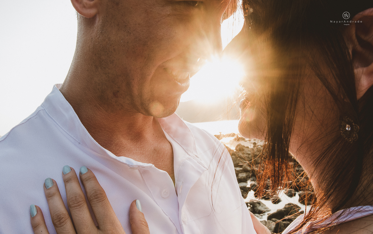 ensaio na praia do guaruja com por do sol lindo barraca barco ceu azul casal apaixonado ensaio incrivel feito pela fotografa nayara andrade menina nay