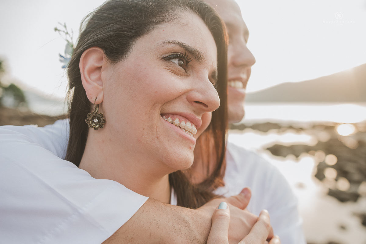 ensaio na praia do guaruja com por do sol lindo barraca barco ceu azul casal apaixonado ensaio incrivel feito pela fotografa nayara andrade menina nay