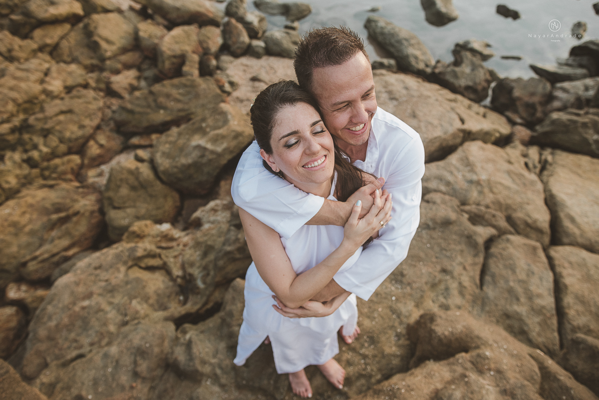 ensaio na praia do guaruja com por do sol lindo barraca barco ceu azul casal apaixonado ensaio incrivel feito pela fotografa nayara andrade menina nay