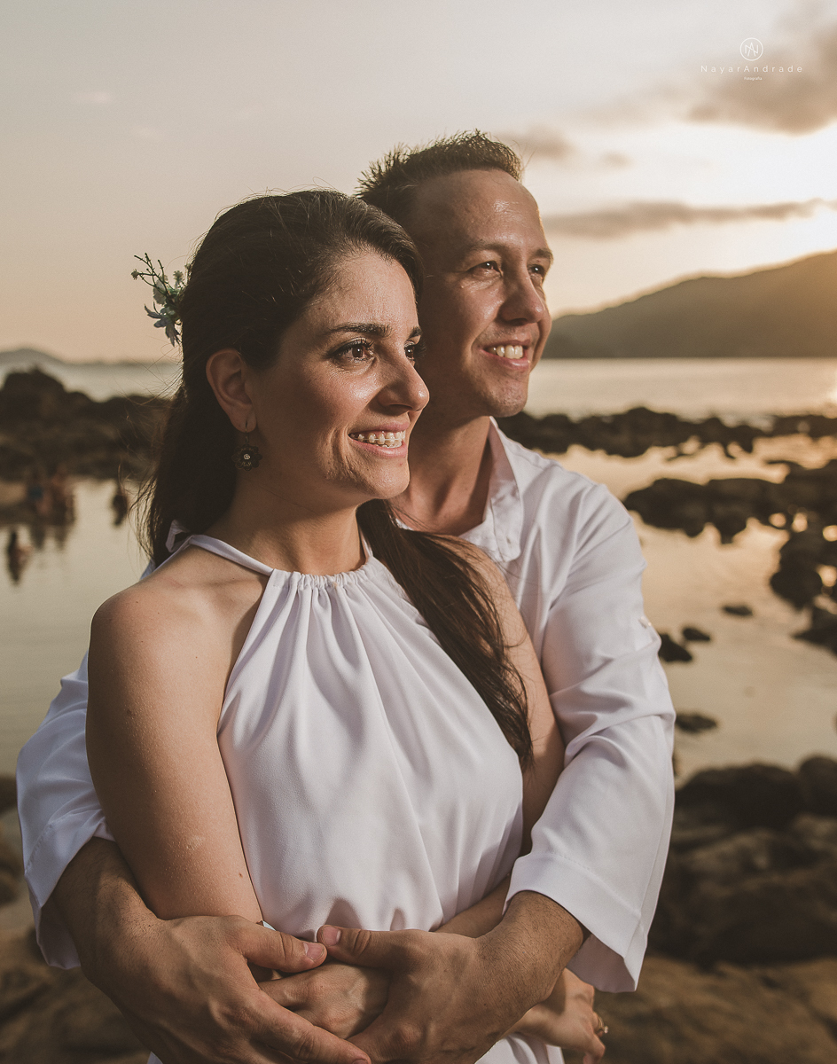 ensaio na praia do guaruja com por do sol lindo barraca barco ceu azul casal apaixonado ensaio incrivel feito pela fotografa nayara andrade menina nay