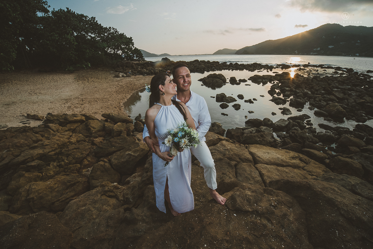 ensaio na praia do guaruja com por do sol lindo barraca barco ceu azul casal apaixonado ensaio incrivel feito pela fotografa nayara andrade menina nay
