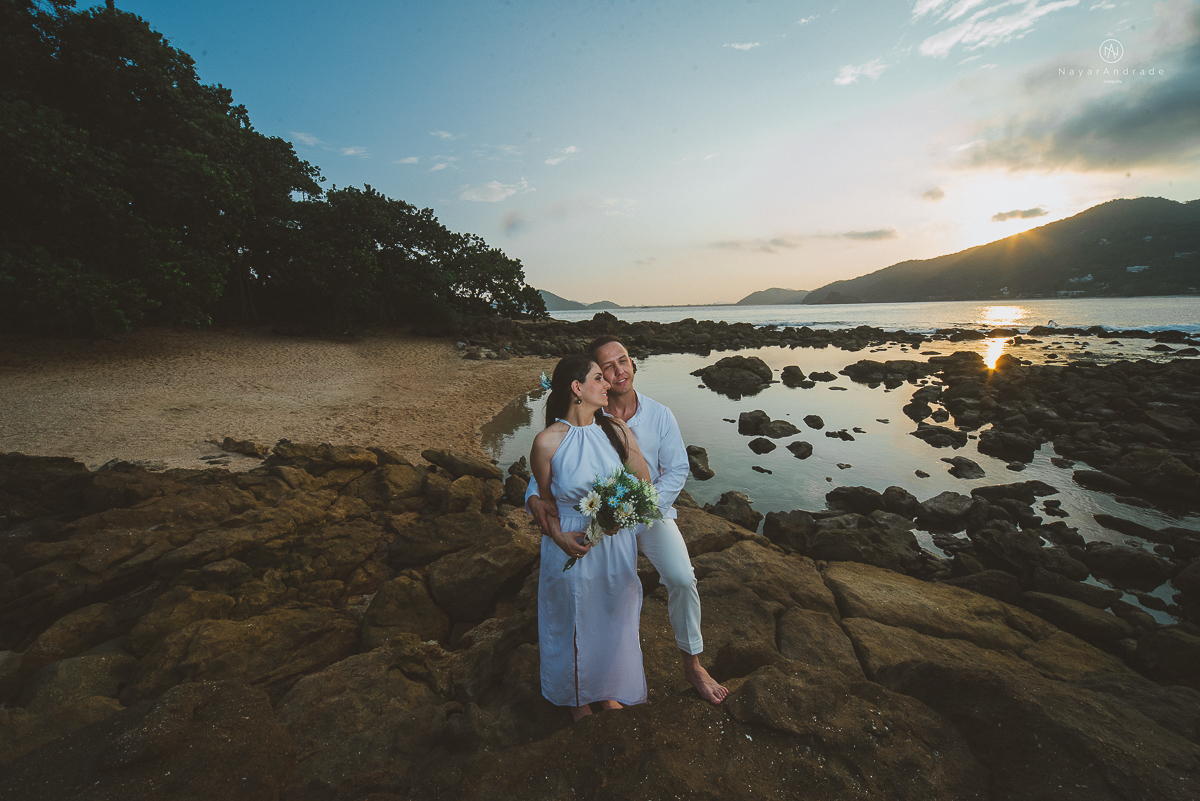 ensaio na praia do guaruja com por do sol lindo barraca barco ceu azul casal apaixonado ensaio incrivel feito pela fotografa nayara andrade menina nay