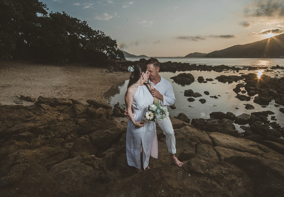 ensaio na praia do guaruja com por do sol lindo barraca barco ceu azul casal apaixonado ensaio incrivel feito pela fotografa nayara andrade menina nay