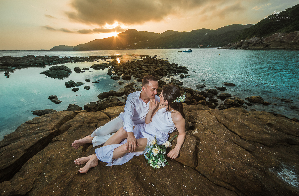 ensaio na praia do guaruja com por do sol lindo barraca barco ceu azul casal apaixonado ensaio incrivel feito pela fotografa nayara andrade menina nay