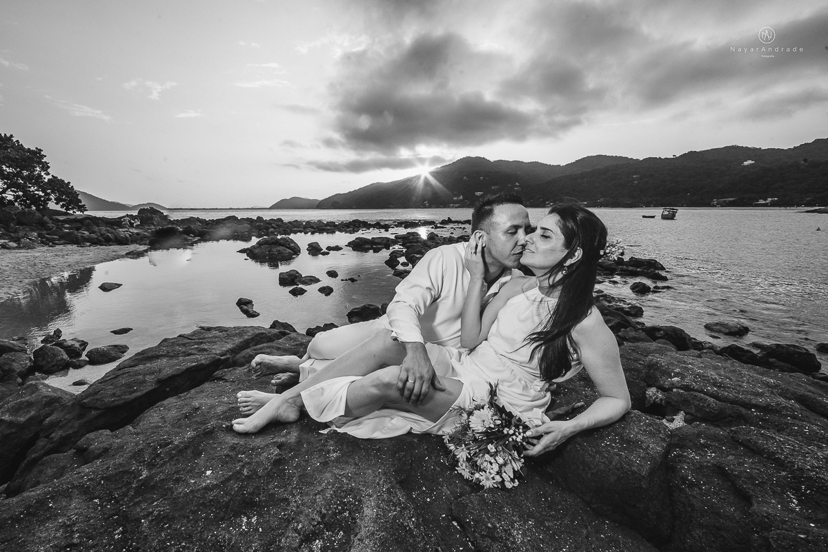 ensaio na praia do guaruja com por do sol lindo barraca barco ceu azul casal apaixonado ensaio incrivel feito pela fotografa nayara andrade menina nay