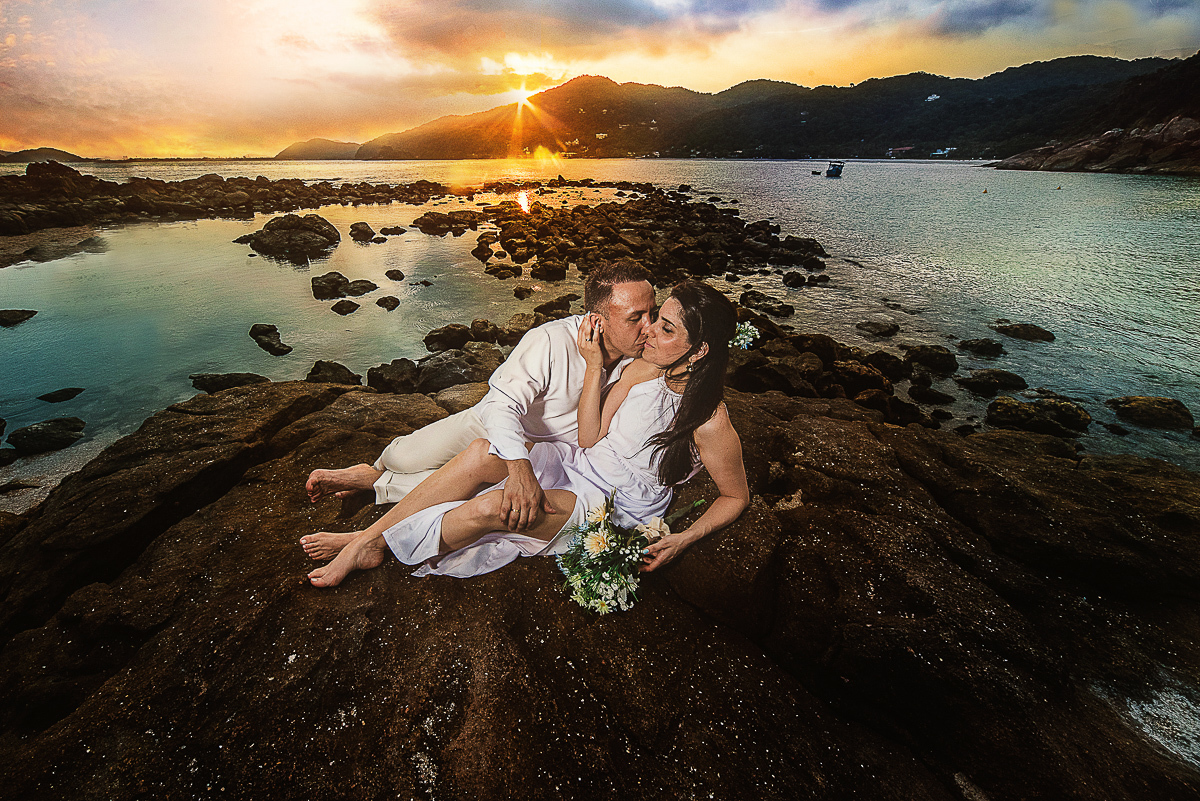 ensaio na praia do guaruja com por do sol lindo barraca barco ceu azul casal apaixonado ensaio incrivel feito pela fotografa nayara andrade menina nay