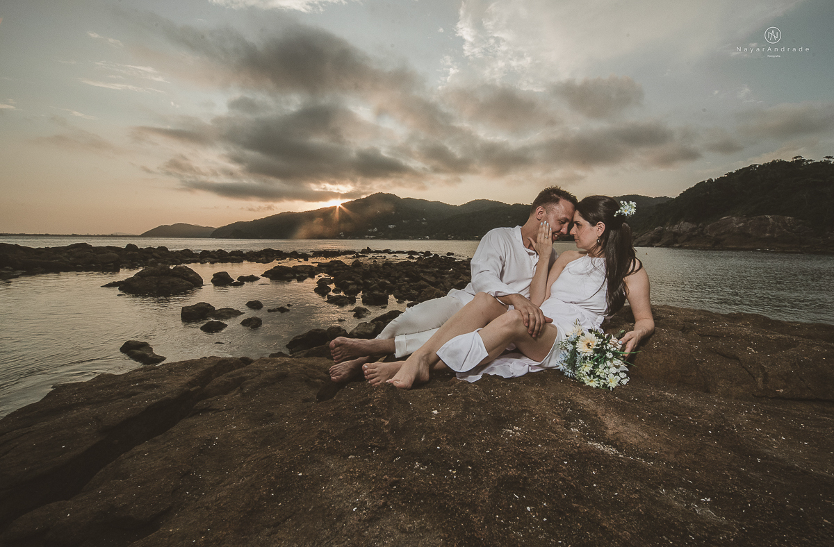 ensaio na praia do guaruja com por do sol lindo barraca barco ceu azul casal apaixonado ensaio incrivel feito pela fotografa nayara andrade menina nay