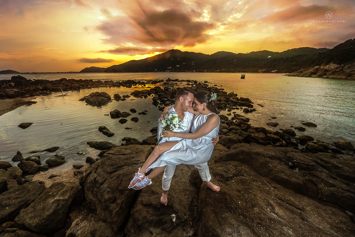 ensaio na praia do guaruja com por do sol lindo barraca barco ceu azul casal apaixonado ensaio incrivel feito pela fotografa nayara andrade menina nay