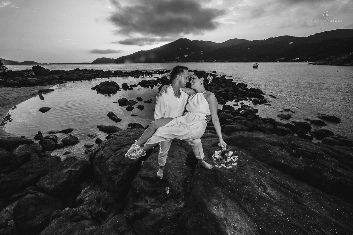 ensaio na praia do guaruja com por do sol lindo barraca barco ceu azul casal apaixonado ensaio incrivel feito pela fotografa nayara andrade menina nay