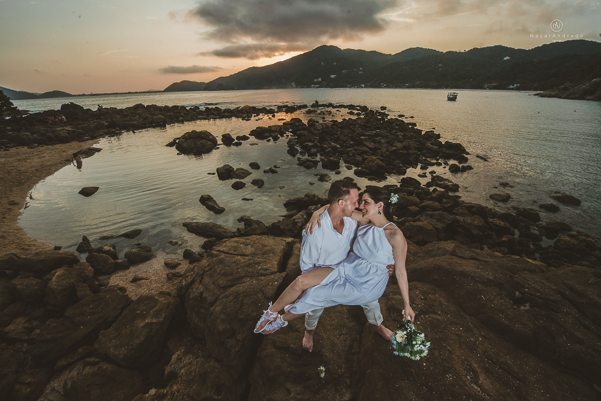 ensaio na praia do guaruja com por do sol lindo barraca barco ceu azul casal apaixonado ensaio incrivel feito pela fotografa nayara andrade menina nay