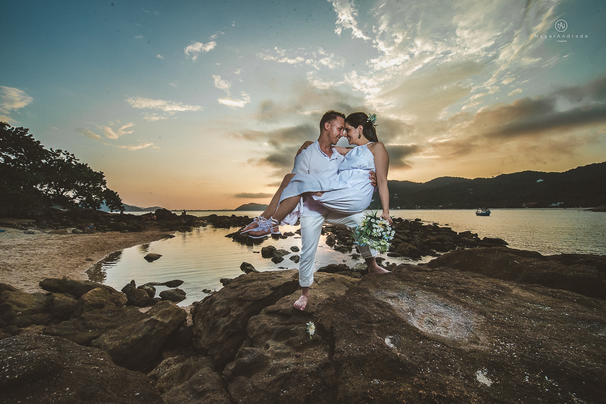 ensaio na praia do guaruja com por do sol lindo barraca barco ceu azul casal apaixonado ensaio incrivel feito pela fotografa nayara andrade menina nay