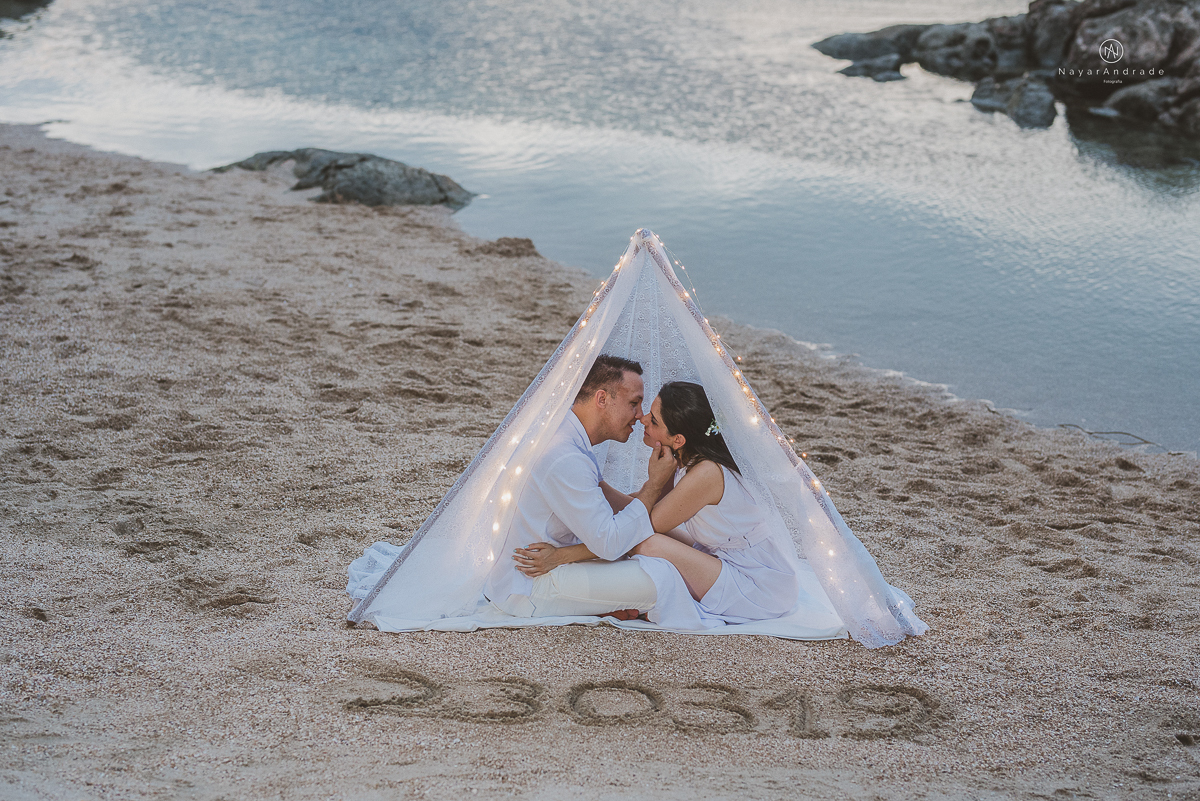 ensaio na praia do guaruja com por do sol lindo barraca barco ceu azul casal apaixonado ensaio incrivel feito pela fotografa nayara andrade menina nay