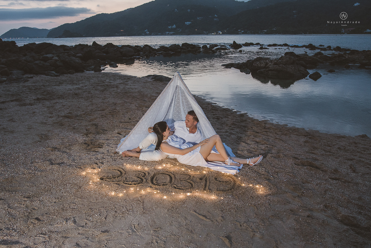 ensaio na praia do guaruja com por do sol lindo barraca barco ceu azul casal apaixonado ensaio incrivel feito pela fotografa nayara andrade menina nay