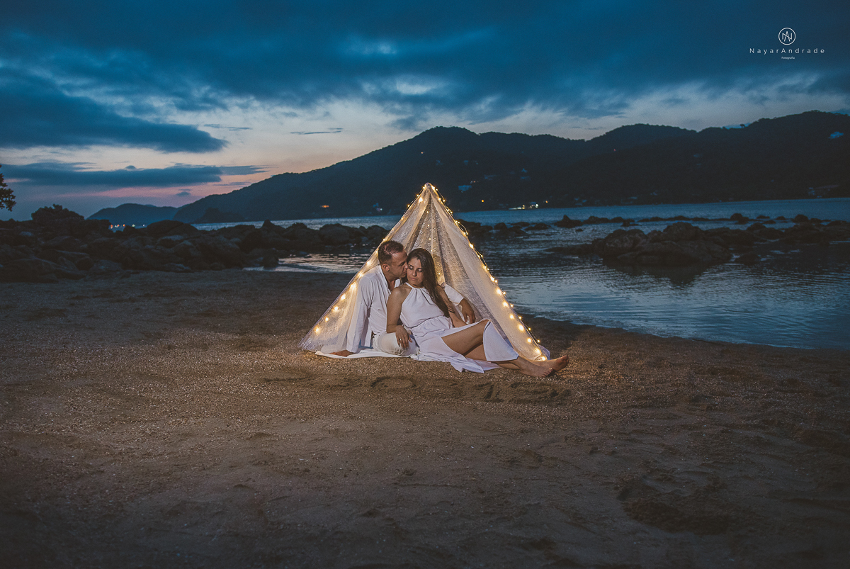 ensaio na praia do guaruja com por do sol lindo barraca barco ceu azul casal apaixonado ensaio incrivel feito pela fotografa nayara andrade menina nay