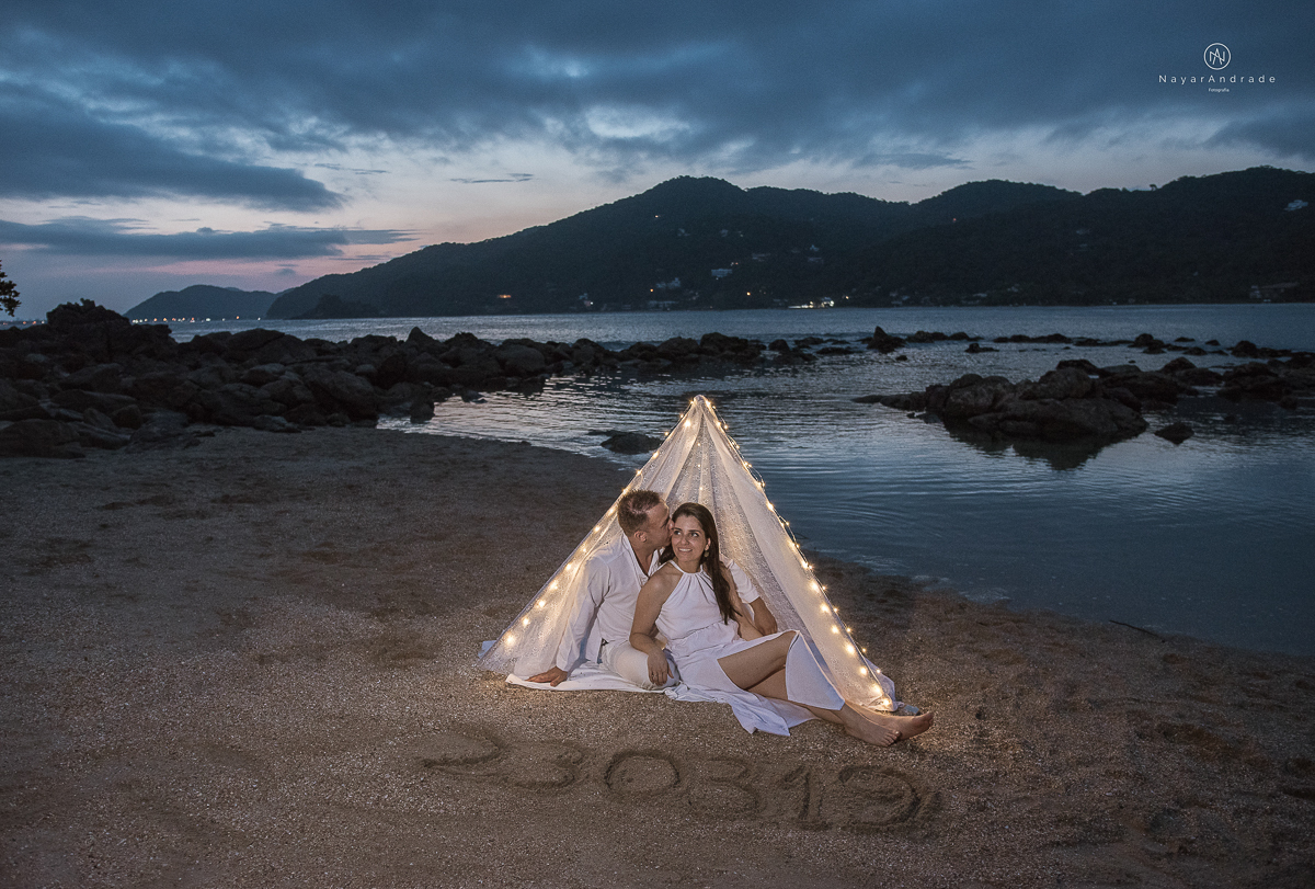 ensaio na praia do guaruja com por do sol lindo barraca barco ceu azul casal apaixonado ensaio incrivel feito pela fotografa nayara andrade menina nay