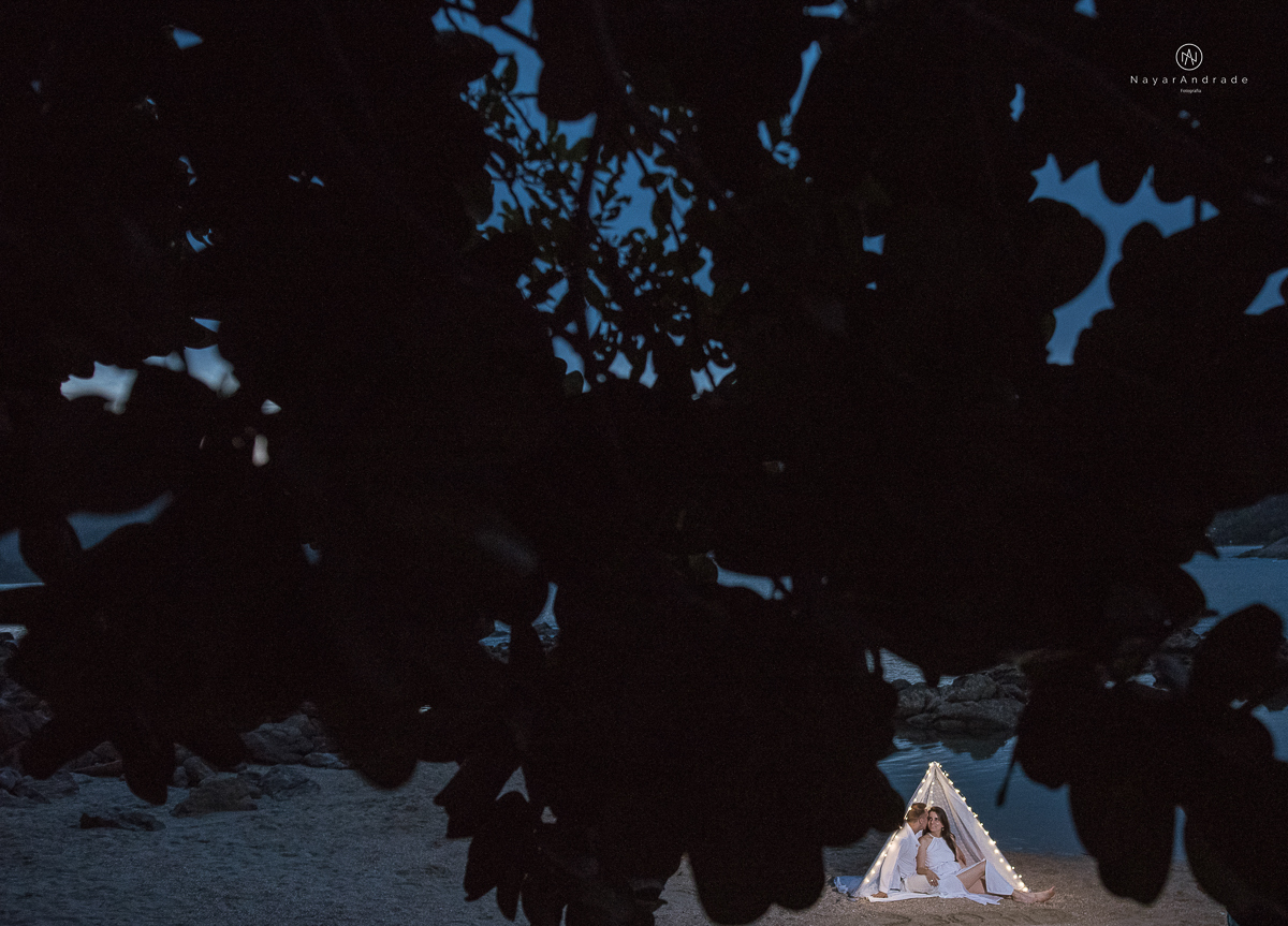 ensaio na praia do guaruja com por do sol lindo barraca barco ceu azul casal apaixonado ensaio incrivel feito pela fotografa nayara andrade menina nay