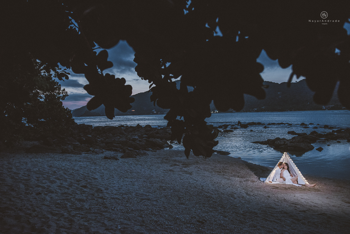 ensaio na praia do guaruja com por do sol lindo barraca barco ceu azul casal apaixonado ensaio incrivel feito pela fotografa nayara andrade menina nay