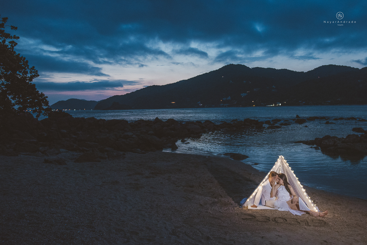 ensaio na praia do guaruja com por do sol lindo barraca barco ceu azul casal apaixonado ensaio incrivel feito pela fotografa nayara andrade menina nay