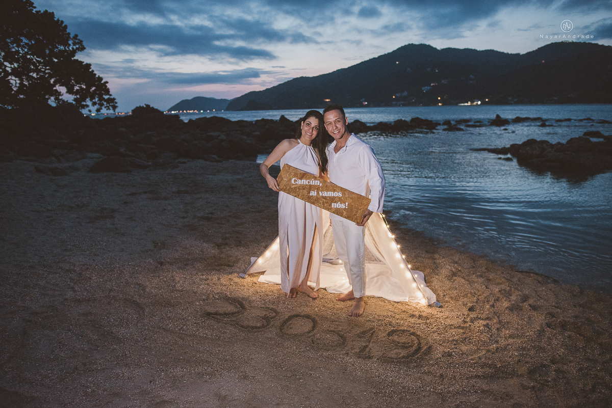 ensaio na praia do guaruja com por do sol lindo barraca barco ceu azul casal apaixonado ensaio incrivel feito pela fotografa nayara andrade menina nay