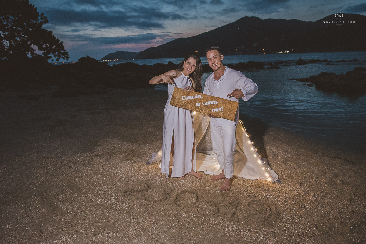ensaio na praia do guaruja com por do sol lindo barraca barco ceu azul casal apaixonado ensaio incrivel feito pela fotografa nayara andrade menina nay