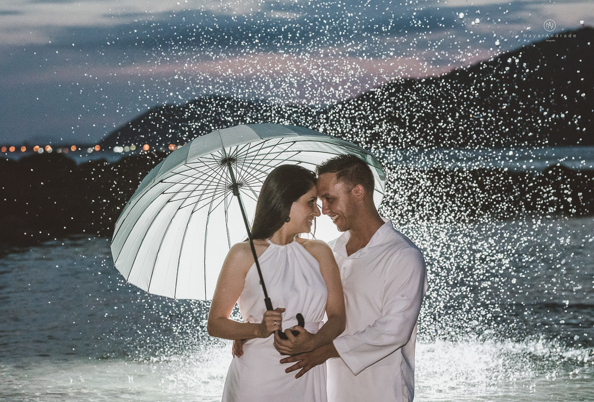 ensaio na praia do guaruja com por do sol lindo barraca barco ceu azul casal apaixonado ensaio incrivel feito pela fotografa nayara andrade menina nay
