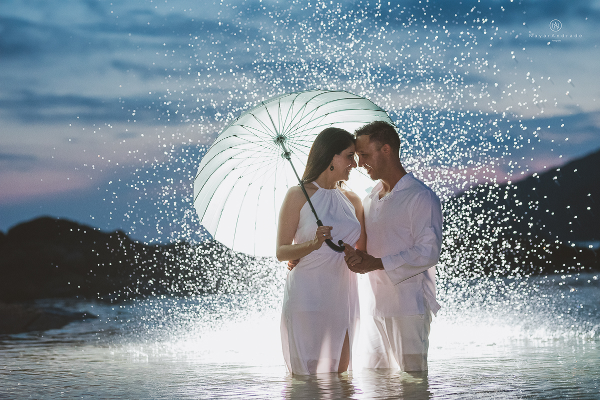 ensaio na praia do guaruja com por do sol lindo barraca barco ceu azul casal apaixonado ensaio incrivel feito pela fotografa nayara andrade menina nay