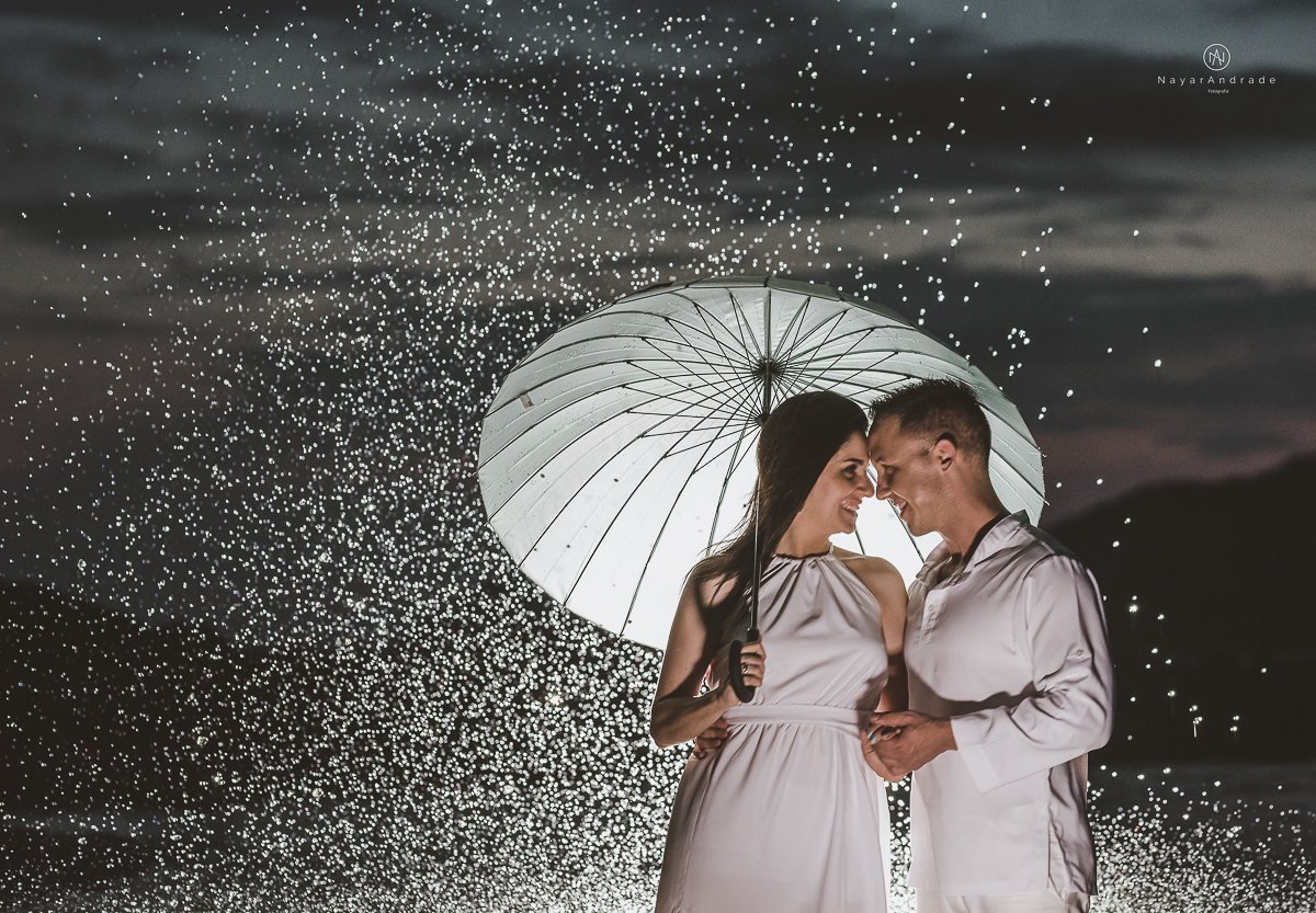 ensaio na praia do guaruja com por do sol lindo barraca barco ceu azul casal apaixonado ensaio incrivel feito pela fotografa nayara andrade menina nay