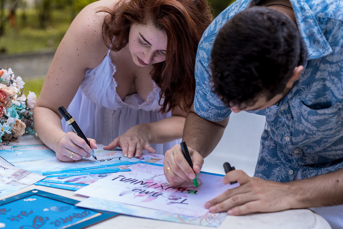 ensaio de casal apaixonado feito em um fim de tarde no jardim com cachorrinhos e muita foto linda de por do sol
