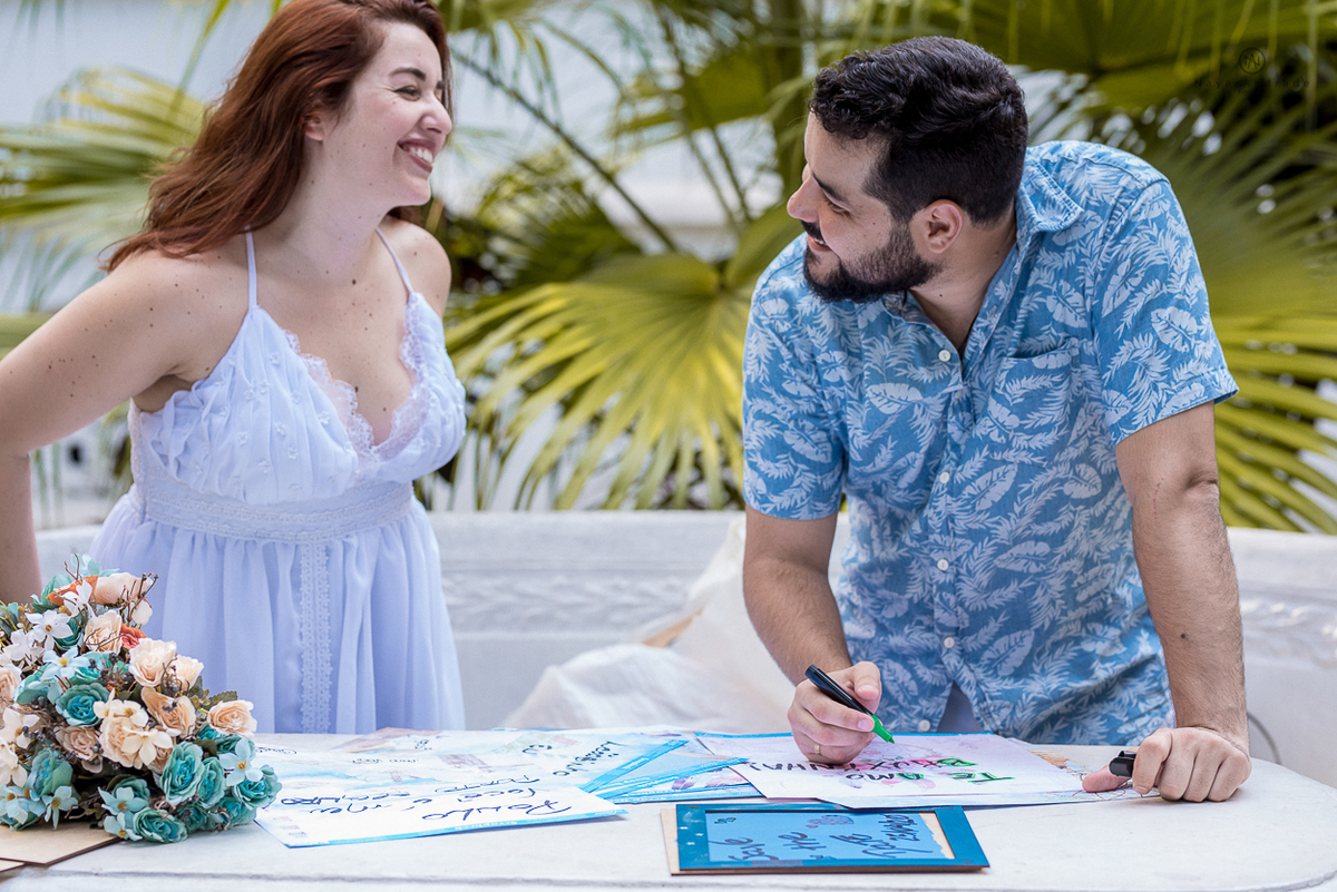 ensaio de casal apaixonado feito em um fim de tarde no jardim com cachorrinhos e muita foto linda de por do sol
