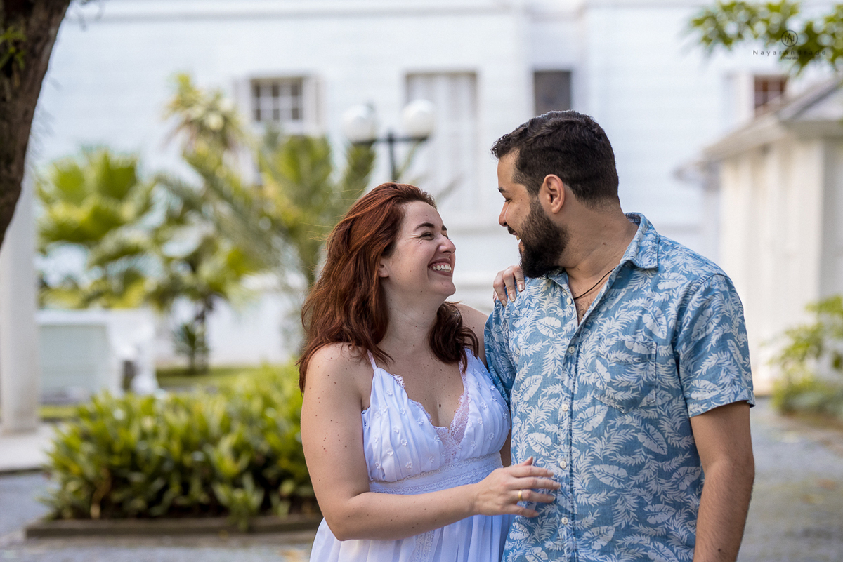 ensaio de casal apaixonado feito em um fim de tarde no jardim com cachorrinhos e muita foto linda de por do sol