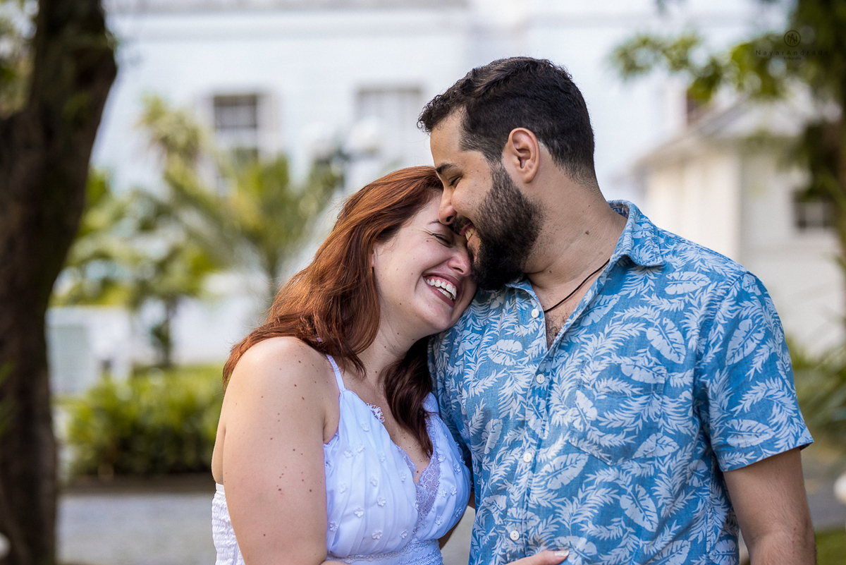 ensaio de casal apaixonado feito em um fim de tarde no jardim com cachorrinhos e muita foto linda de por do sol
