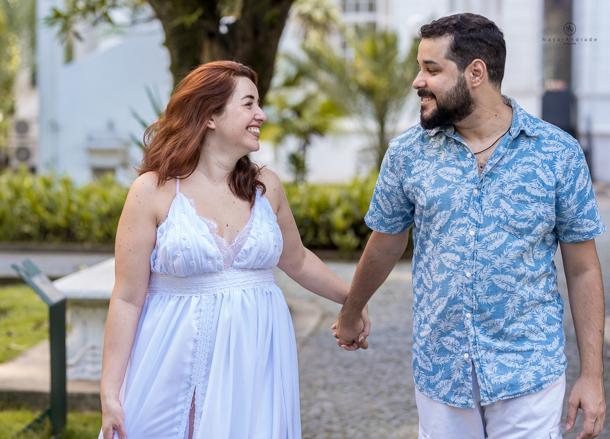 ensaio de casal apaixonado feito em um fim de tarde no jardim com cachorrinhos e muita foto linda de por do sol