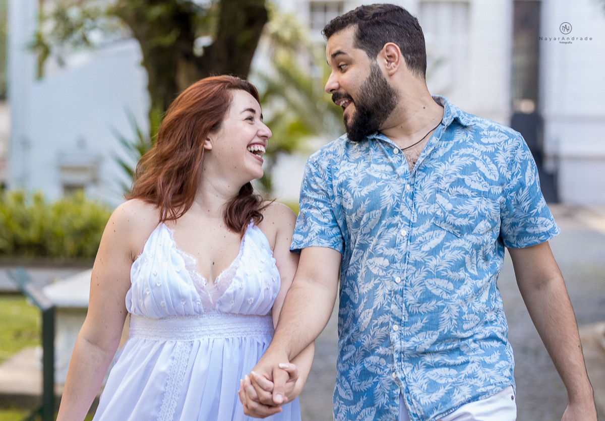 ensaio de casal apaixonado feito em um fim de tarde no jardim com cachorrinhos e muita foto linda de por do sol