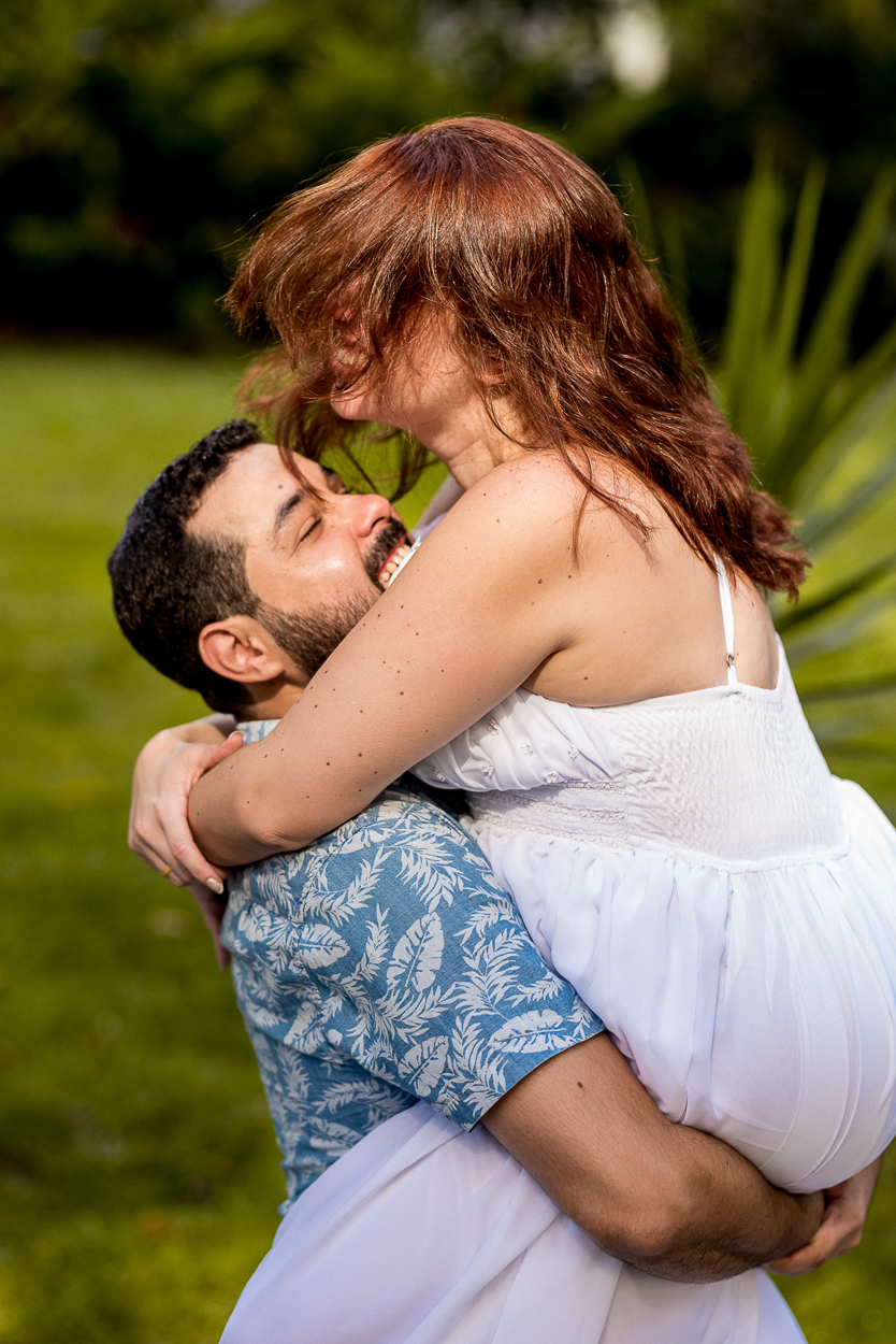 ensaio de casal apaixonado feito em um fim de tarde no jardim com cachorrinhos e muita foto linda de por do sol