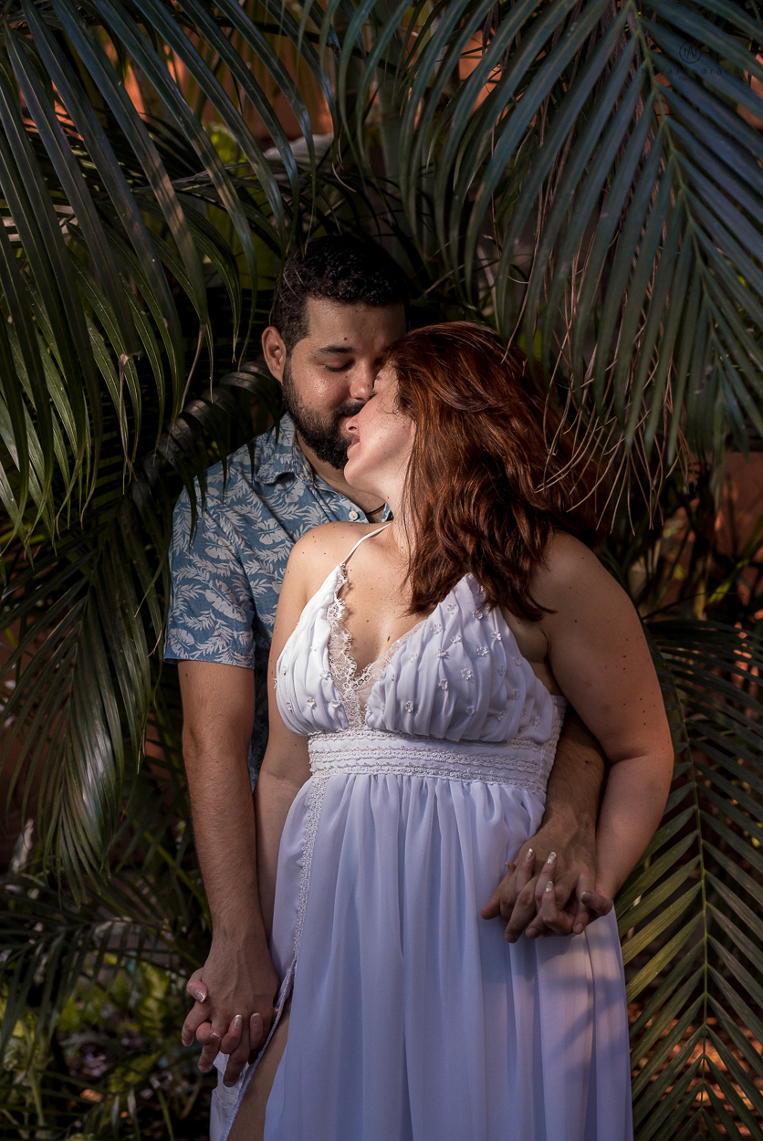 ensaio de casal apaixonado feito em um fim de tarde no jardim com cachorrinhos e muita foto linda de por do sol