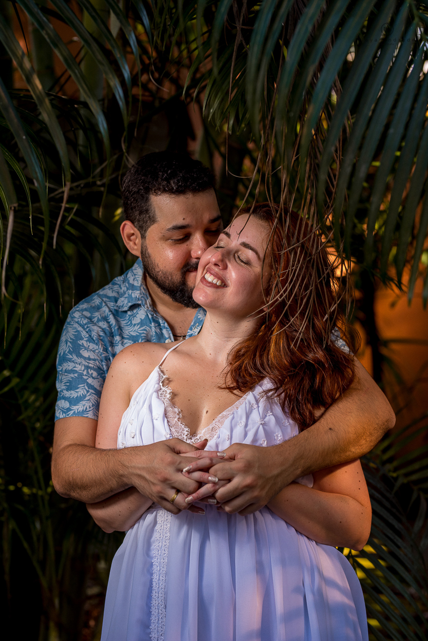 ensaio de casal apaixonado feito em um fim de tarde no jardim com cachorrinhos e muita foto linda de por do sol