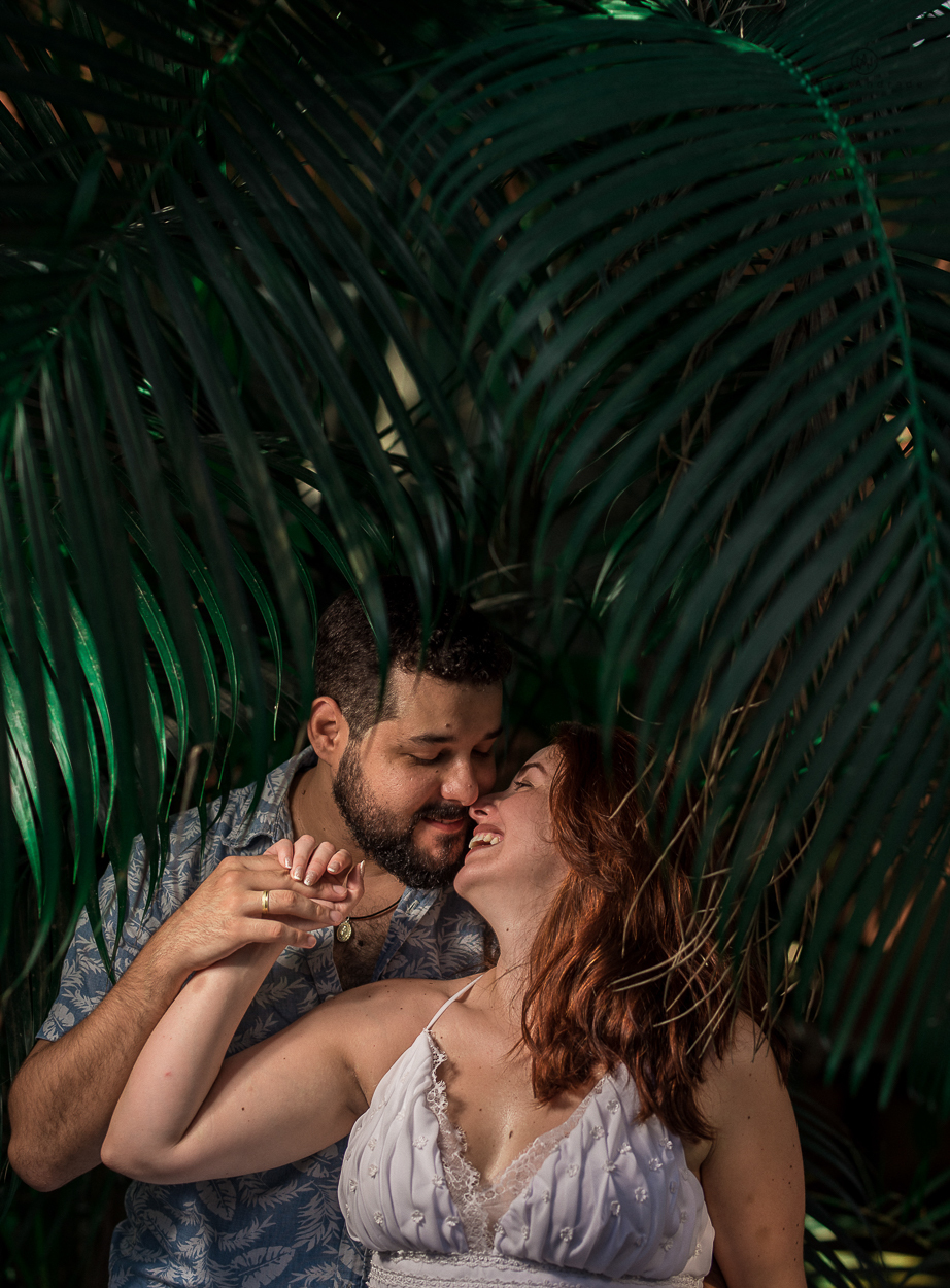 ensaio de casal apaixonado feito em um fim de tarde no jardim com cachorrinhos e muita foto linda de por do sol