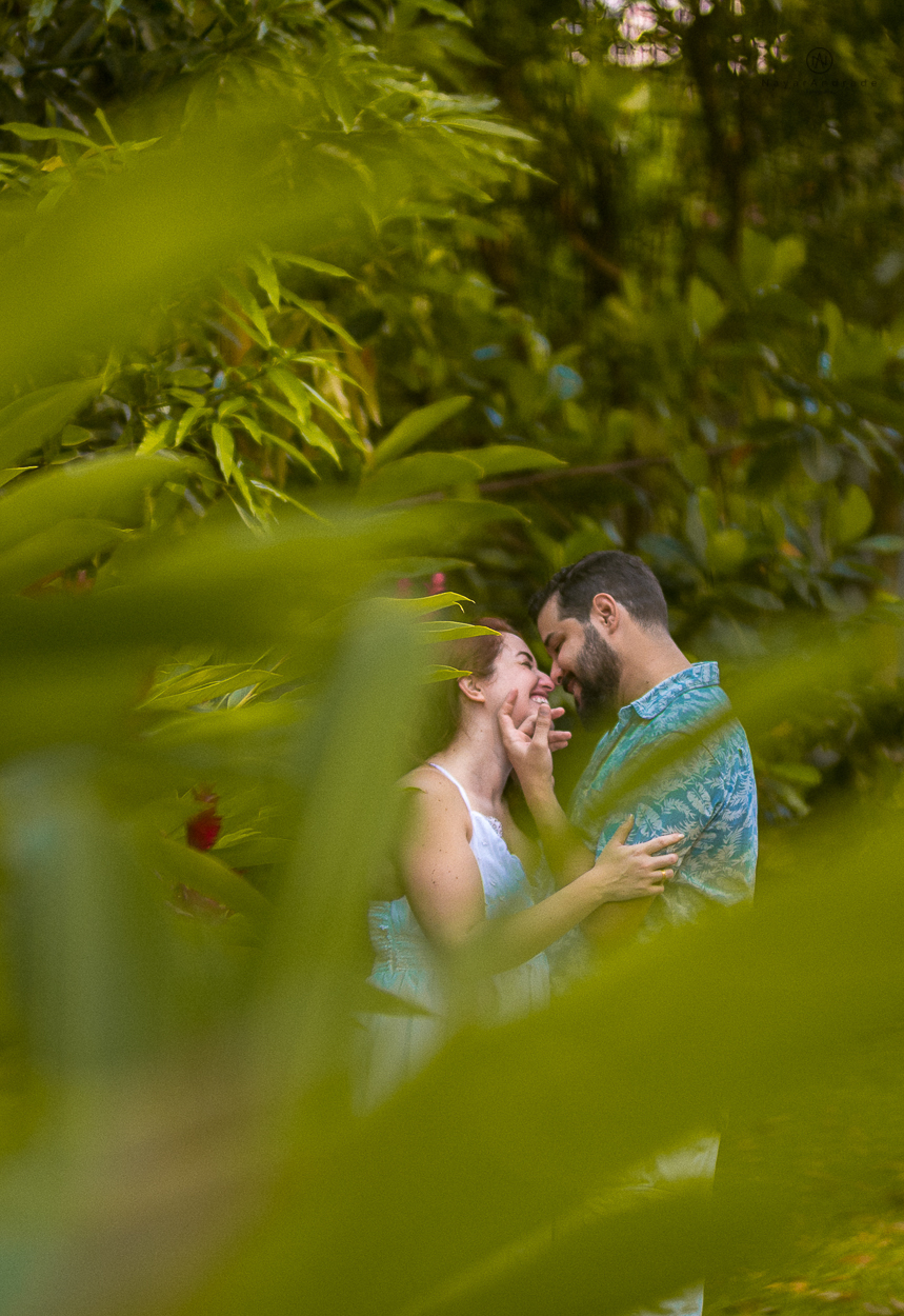 ensaio de casal apaixonado feito em um fim de tarde no jardim com cachorrinhos e muita foto linda de por do sol