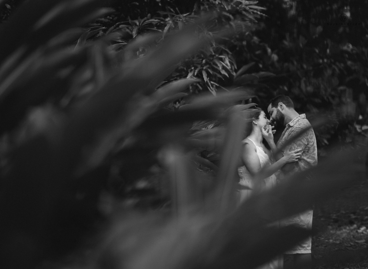 ensaio de casal apaixonado feito em um fim de tarde no jardim com cachorrinhos e muita foto linda de por do sol