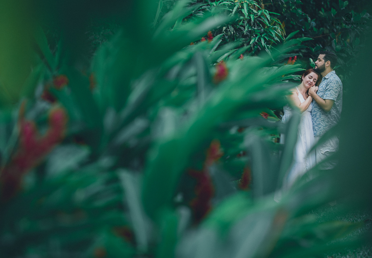 ensaio de casal apaixonado feito em um fim de tarde no jardim com cachorrinhos e muita foto linda de por do sol