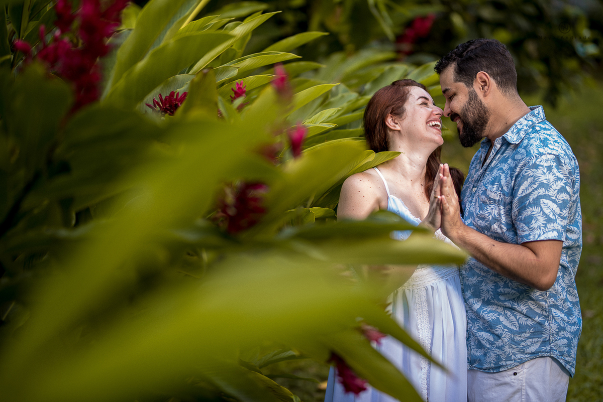 ensaio de casal apaixonado feito em um fim de tarde no jardim com cachorrinhos e muita foto linda de por do sol